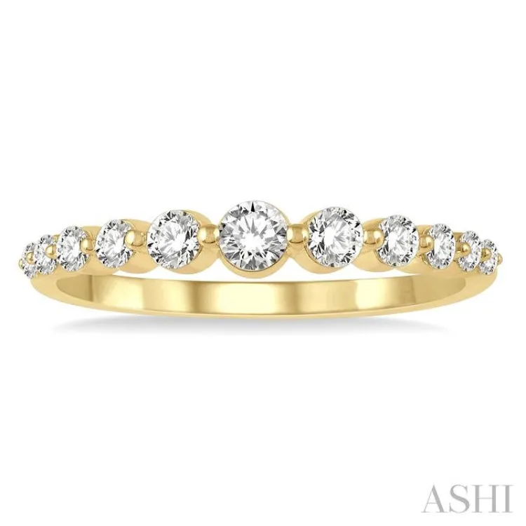 1/3 Ctw Graduated Round Cut Diamond Fashion Ring in 14K Yellow Gold